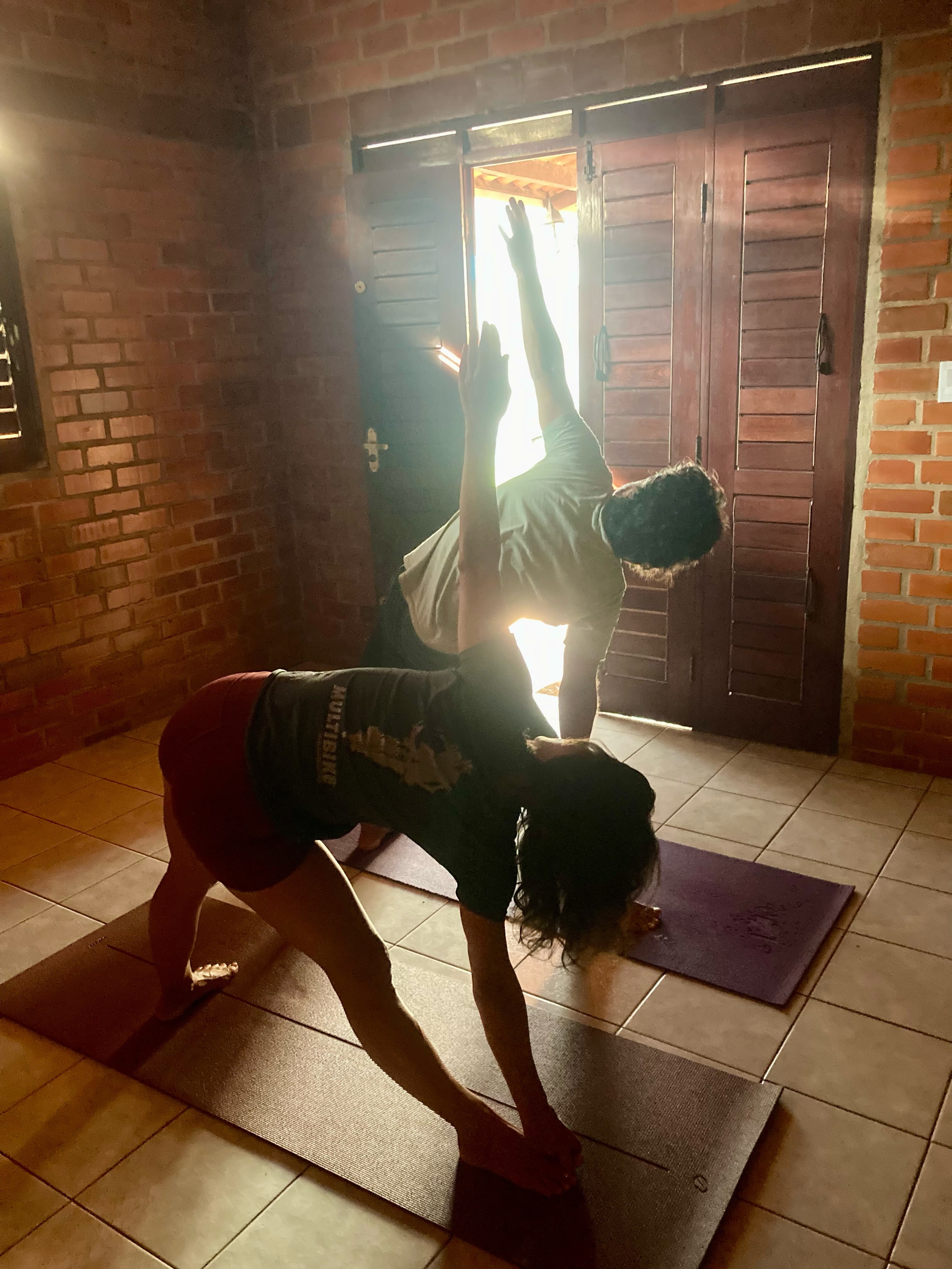 Prática de Ashtanga Yoga na Kurma Shala, luz da manhã entrando pela porta